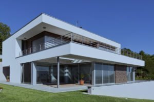 Casa moderna em Light Steel Frame em Portugal, com fachada limpa, linhas retas e arquitetura contemporânea.