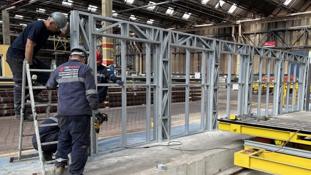 Operarios montando os módulos em LSF, organizando e estruturando a obra